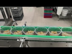 クリームカップデザートボウルの充填機を高速に回転する シナモンをスプリング